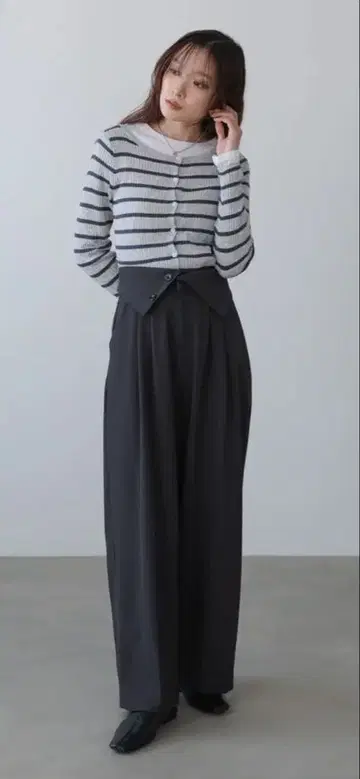 Bou Jeloud bab 허리 플랩 단추 와이드 턱 팬츠 그레이 M