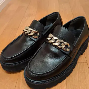 블랙 가죽 체인 장식 로퍼