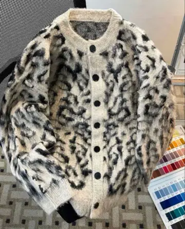 베이지와 블랙 무늬가 특징인 오버 사이즈 가디건