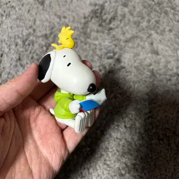 USJ 스누피 앉은 마스코트 피규어 책 읽는 모습