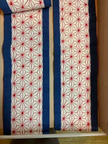 전통적인 빨간색, 흰색 별 모양 오비