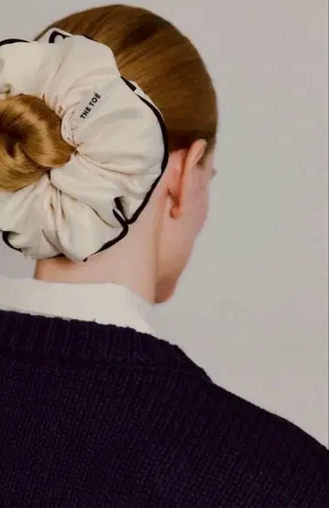 THETOE Plauen 새틴 스크런치 슈슈 아이보리