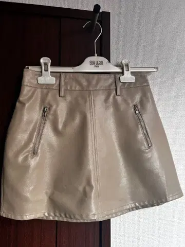 GYDA 가죽 미니 스커트 베이지 지퍼 포켓 부착
