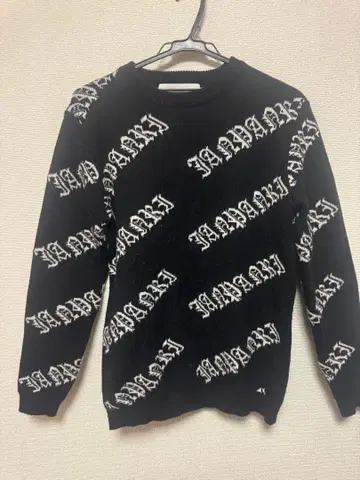 JAPANARI 로고 프린트 블랙 니트 스웨터