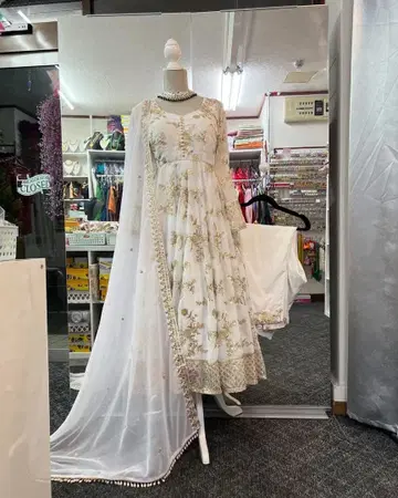 자수 장식 화이트 원피스