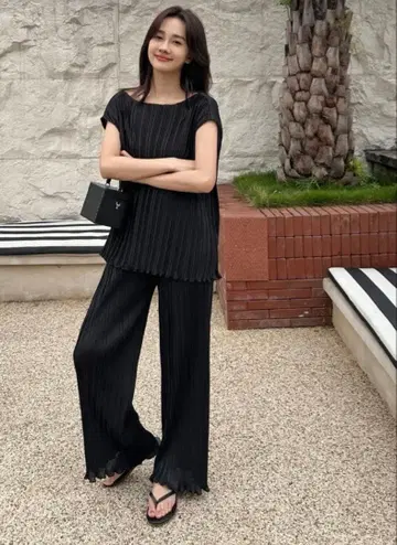 새상품급 Birthday bash 프렌치 슬리브 플리츠 셋업