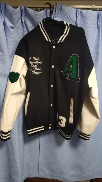 네이비 화이트 바시티 자켓 A 자수