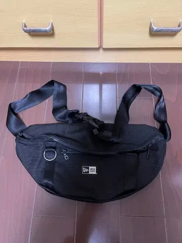 NEWERA 블랙 심플 바디백