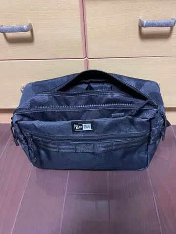 New Era 블랙 카모플라쥬 바디백