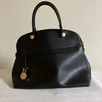 블랙 가죽 핸드백 골드 금장 장식