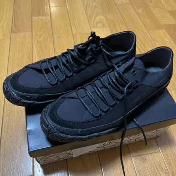 ISSEY MIYAKE 블랙 스니커즈