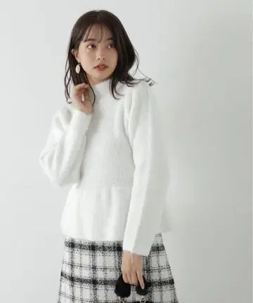 PROPORTION BODY DRESSING 페플럼 백 버튼 니트 화이트