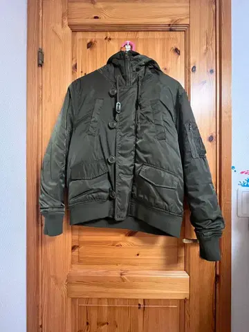 퍼 달린 올리브 그린 밀리터리 자켓