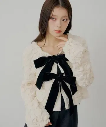 리본 포함 크림색 긴팔 니트