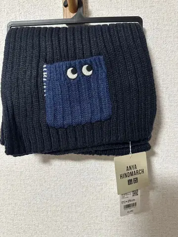 유니클로 ANYA HINDMARCH 네이비 머플러