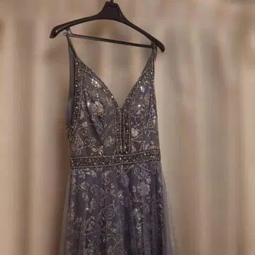 비즈 장식이 있는 그레이 튤 드레스