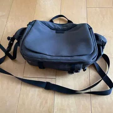 CONME 그레이 메신저 백