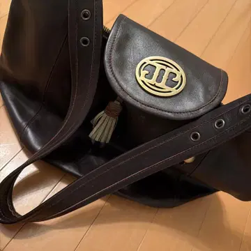 다크 브라운 가죽 숄더백