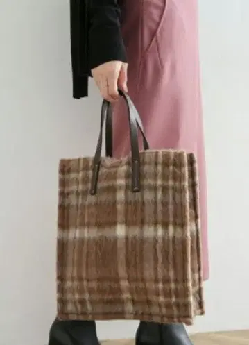 카시오페아 베이지 샤기 체크 토트백