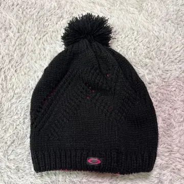 Oakley 폼폼 포함 니트 모자 블랙