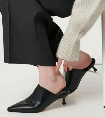 BY 레더라이크 포인티드 뮬 블랙 38