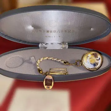 천황 폐하 즉위 60주년 기념 회중시계 일본 전통 디자인