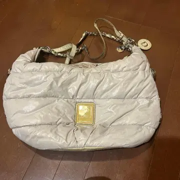 Guess 퀼팅 숄더백 라이트 베이지
