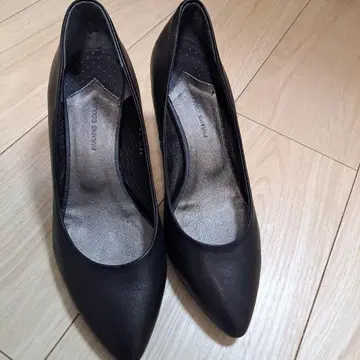 블랙 스틸레토 하이힐