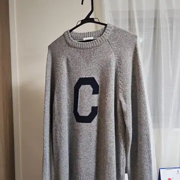 그레이 C 로고 래글런 니트