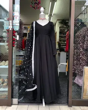 V넥과 오픈백의 블랙 조젯 드레스