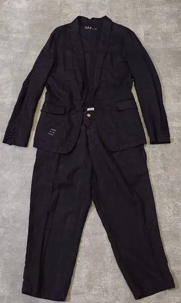 엔슬레이브와 스펠딩의 블랙 린넨 셋업