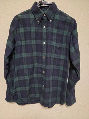 네이비와 그린의 체크 플란넬 셔츠