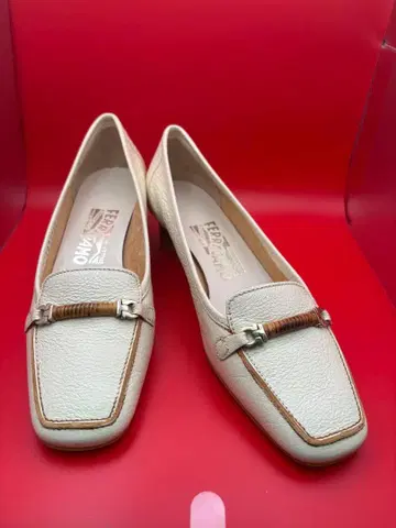 새상품급 Ferragamo 아이보리 가죽 로퍼 22cm