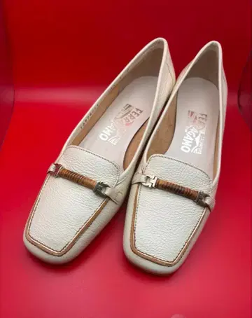 새상품급 Ferragamo 아이보리 가죽 로퍼 22cm