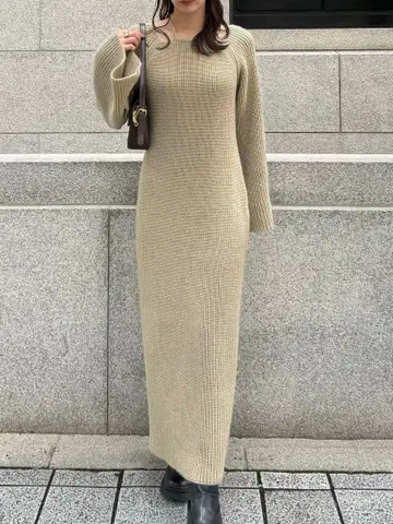 [ 새상품 ] JUNOAH 플레어 슬릿 슬리브 니트 원피스