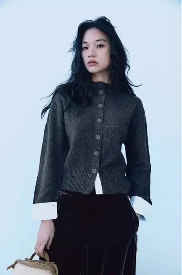 다크 그레이 버튼 크롭 가디건