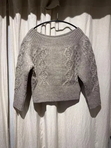 FRAY I.D 케이블 오프숄더 니트