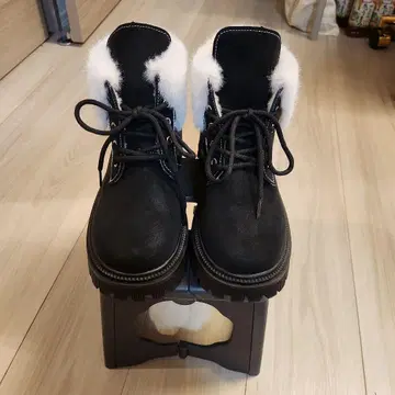 퍼 달린 블랙 스웨이드 어그 부츠