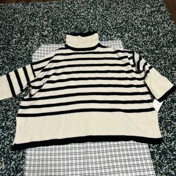 팁 탑 새상품 미사용 스트라이프 패턴 터틀넥 스웨터 프리 사이즈