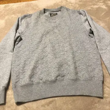 자세히 보면 섬세한 디자인! 그레이 텍스처 크루넥 트레이닝복