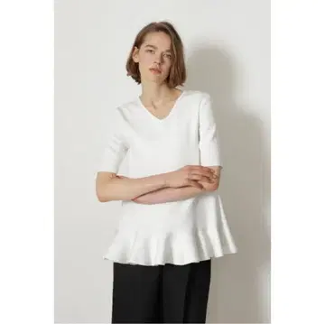 adore 미사용 새상품 화이트 V넥 프릴 상의