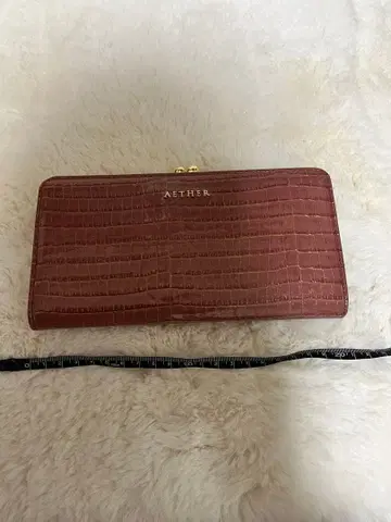 AITHER 핑크 베이지 악어 엠보싱 장지갑