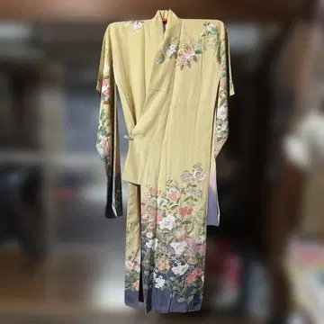 꽃무늬 후리소데 옐로우 컬러와 등나무색