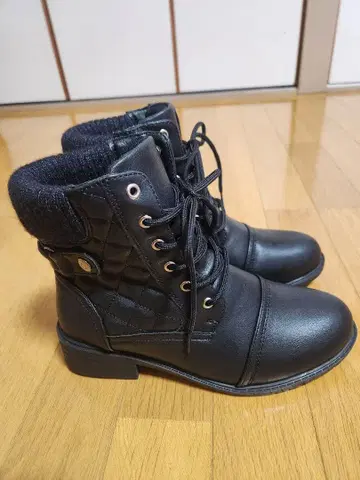 블랙 레이스업 부츠 (니트 접이식 포함)