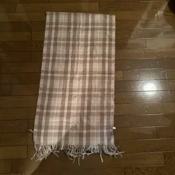 체크 무늬 머플러 베이지 계열