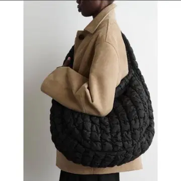 COS 퀼팅 블랙 숄더백