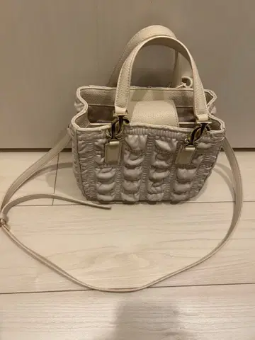 JILL BY JILLSTUART 크로스 J 핸들 숄더백