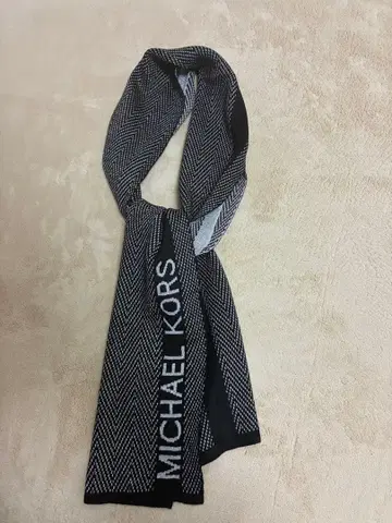 MICHAEL KORS 헤링본 머플러