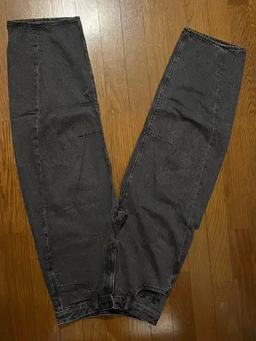 커브 데님 배럴 레그 블랙 데님 무릎 턱 트렌드