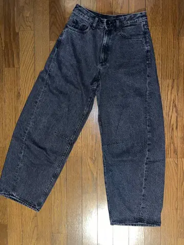 커브 데님 배럴 레그 블랙 데님 무릎 턱 트렌드